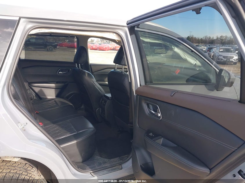 2021 Nissan Rogue - widok 8
