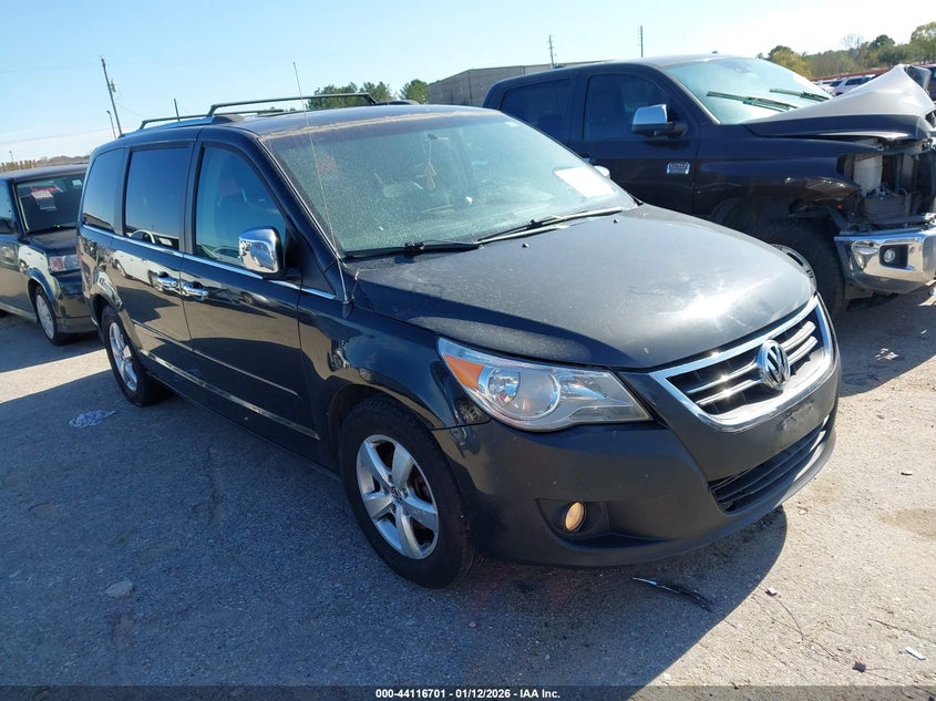 2V4RW6DG9BR806126 VOLKSWAGEN ROUTAN Photo 1
