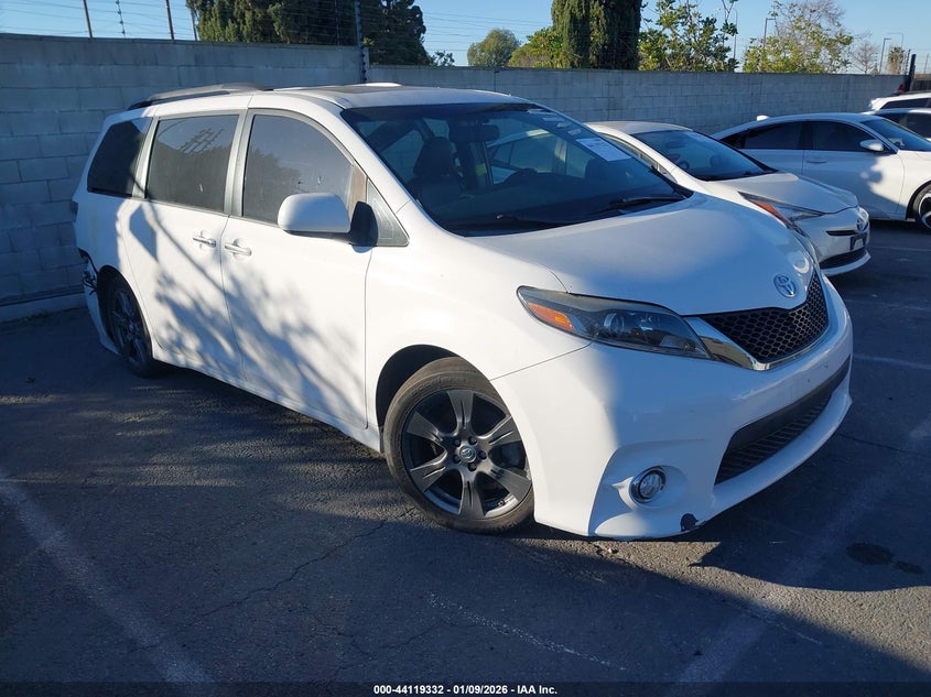 5TDXZ3DC2HS885403 2017 Toyota Sienna Se Premium 8 Passenger auction photo 1
