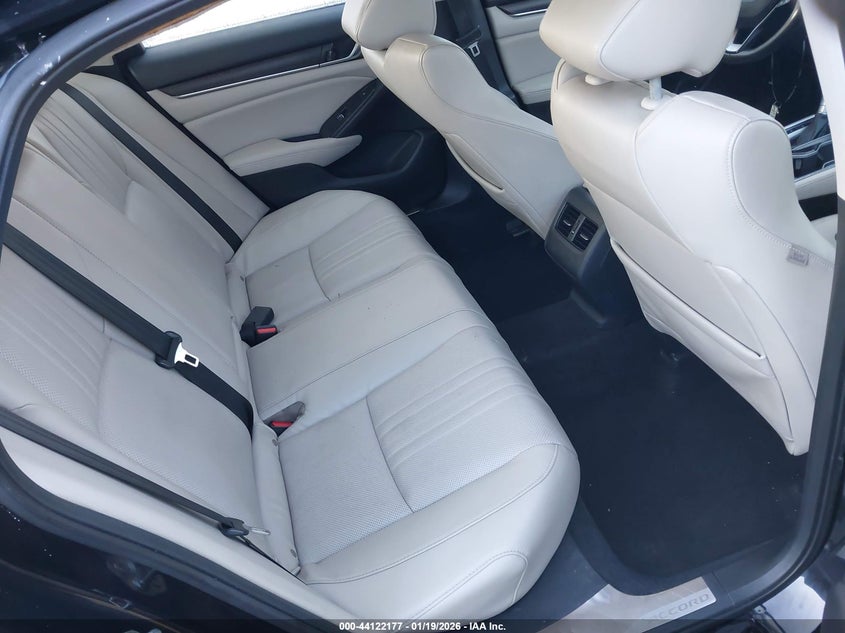 VIN 1HGCV1F92JA103170 2018 HONDA ACCORD TOURING