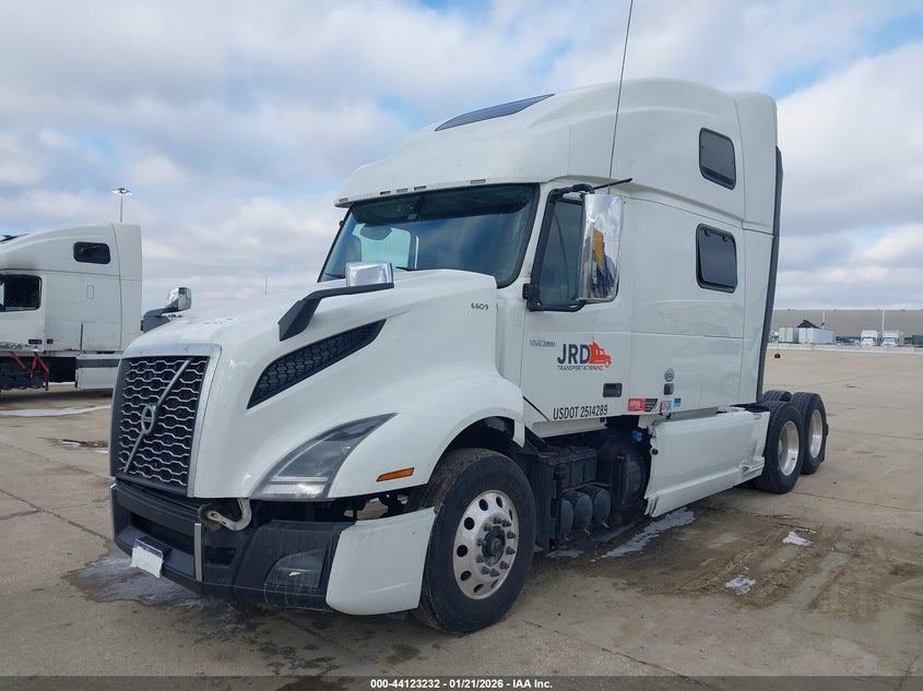 2023 VOLVO VNL auction photo 2
