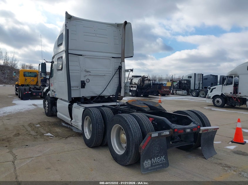 2023 VOLVO VNL auction photo 3