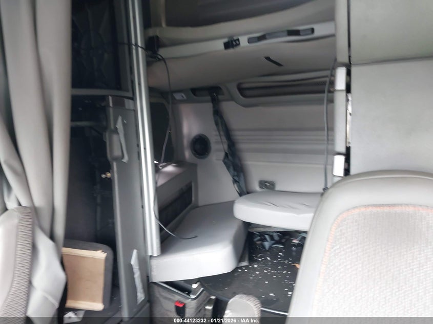 2023 VOLVO VNL auction photo 6