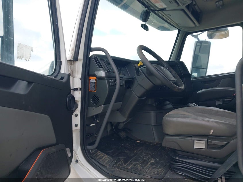 2023 VOLVO VNL auction photo 7