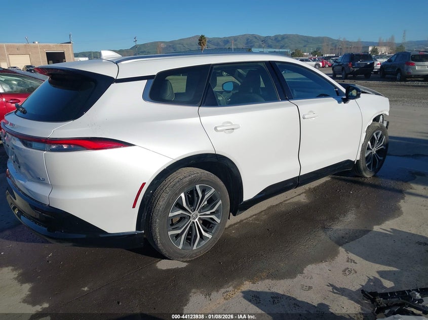 2025 Toyota Crown Signia Xle