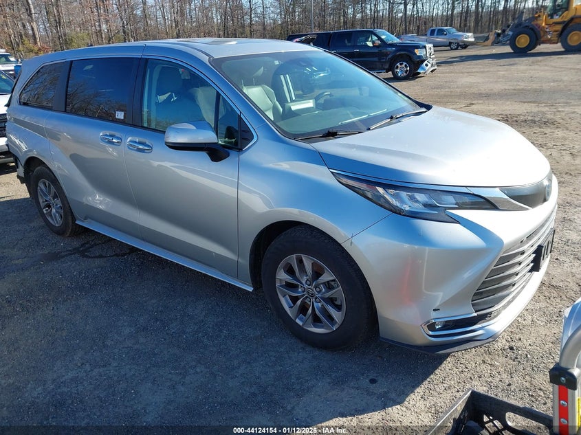 2022 Toyota Sienna Xle