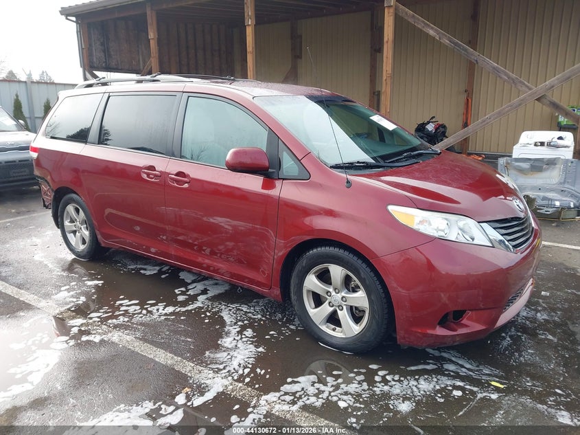 2014 Toyota Sienna Le V6 8 Passenger