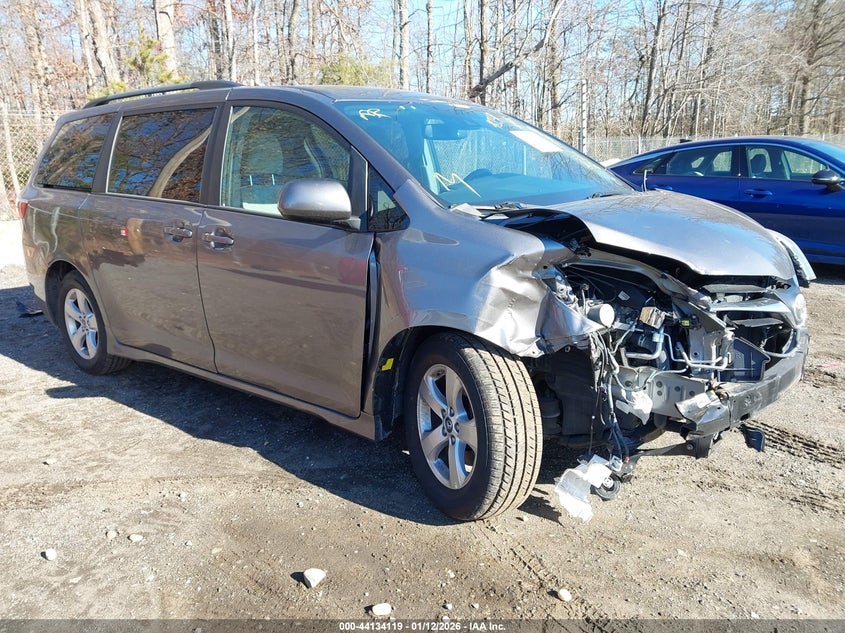 5TDKZ3DC4JS912455 2018 Toyota Sienna Le 8 Passenger auction photo 1