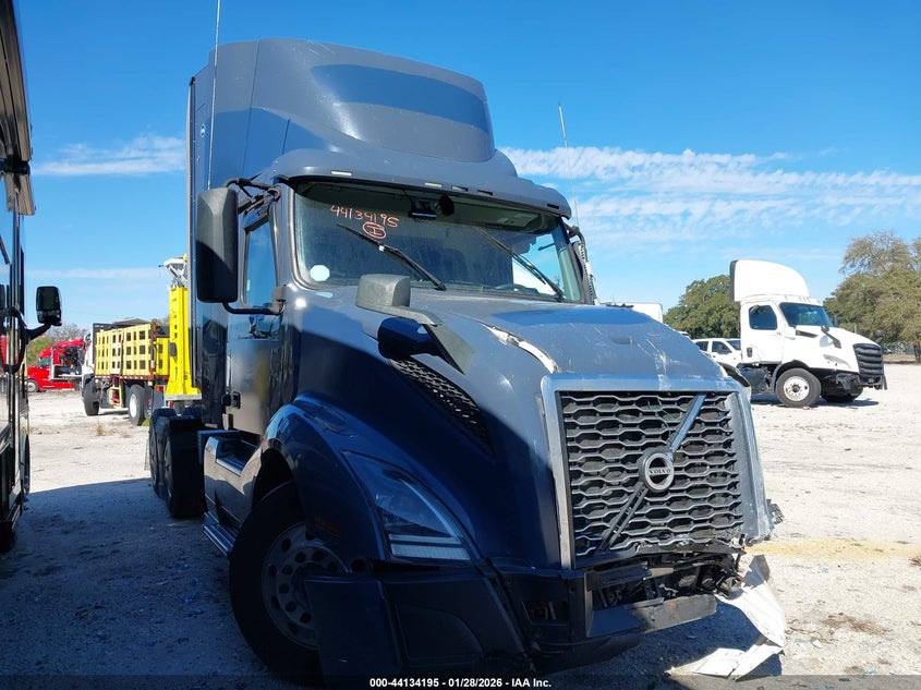 2022 VOLVO VNL