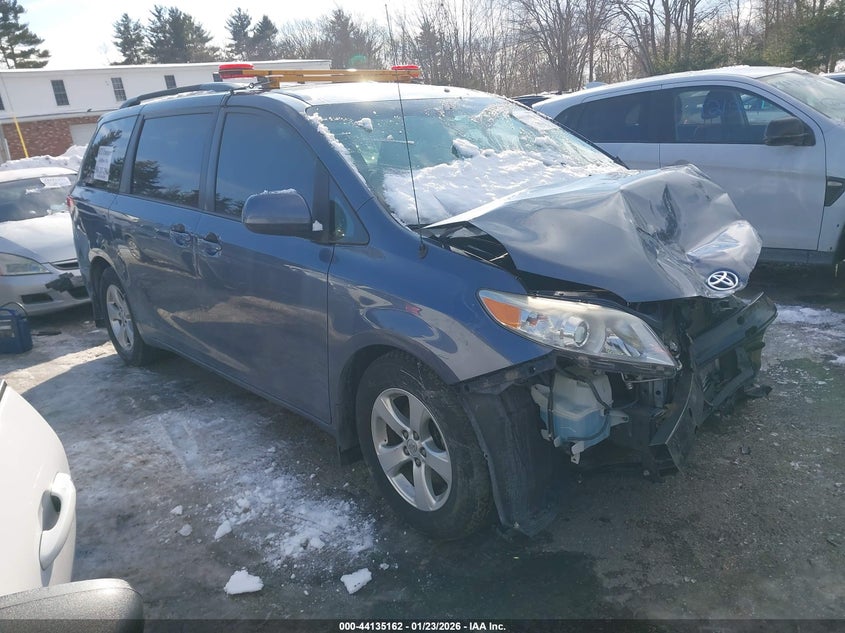 2014 Toyota Sienna Le V6 8 Passenger