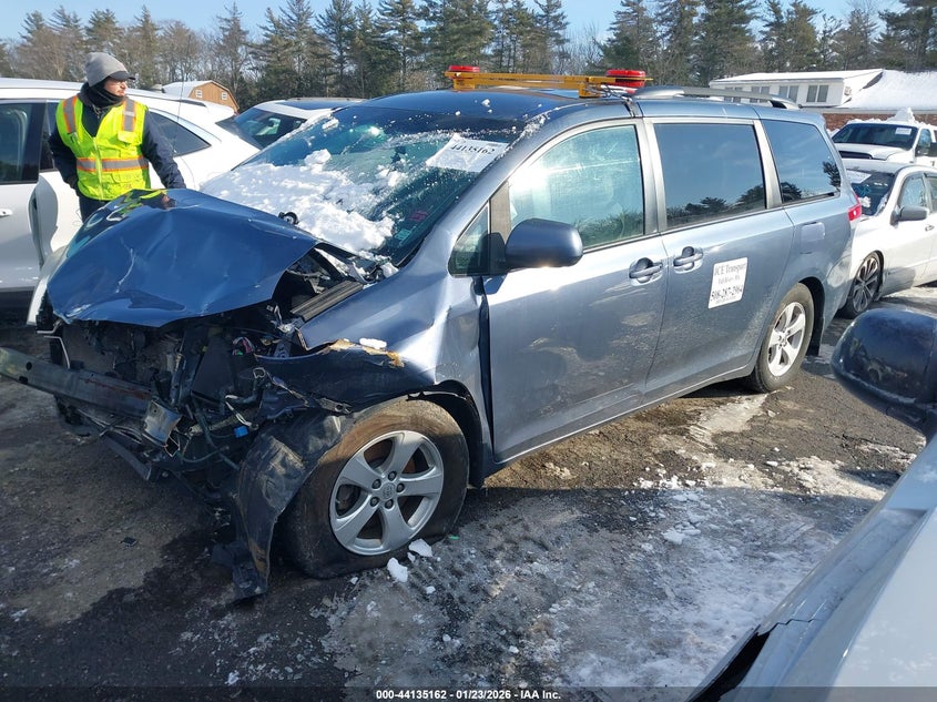 2014 Toyota Sienna Le V6 8 Passenger