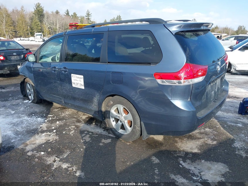 2014 Toyota Sienna Le V6 8 Passenger