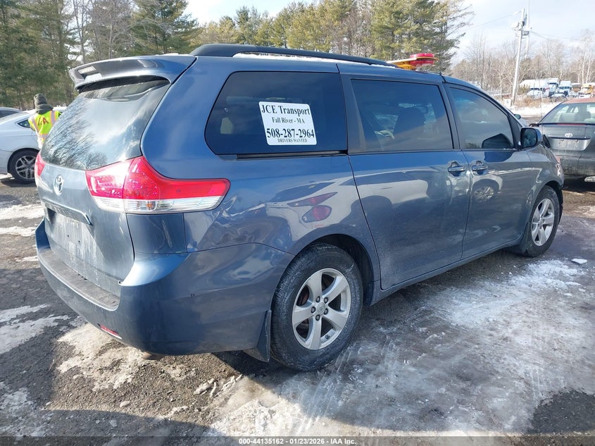 2014 Toyota Sienna Le V6 8 Passenger