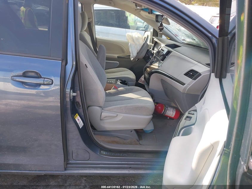 2014 Toyota Sienna Le V6 8 Passenger