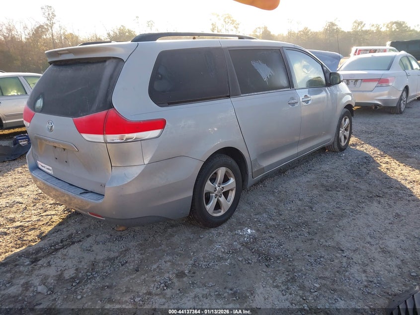 2014 Toyota Sienna Le V6 8 Passenger