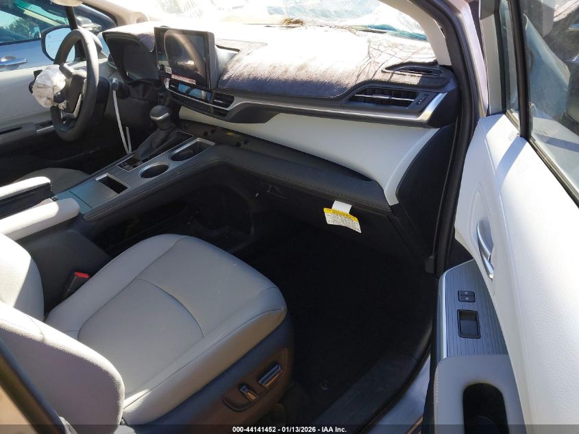 2025 Toyota Sienna Xle