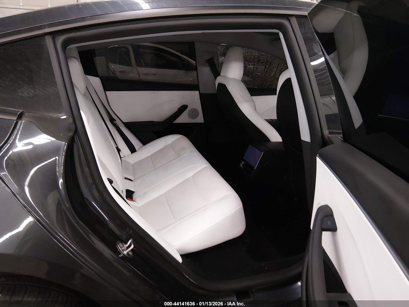 2025 TESLA MODEL 3 LONG RANGE REAR-WHEEL DRIVE/STANDARD REAR-WHEEL DRIVE · Photo 8