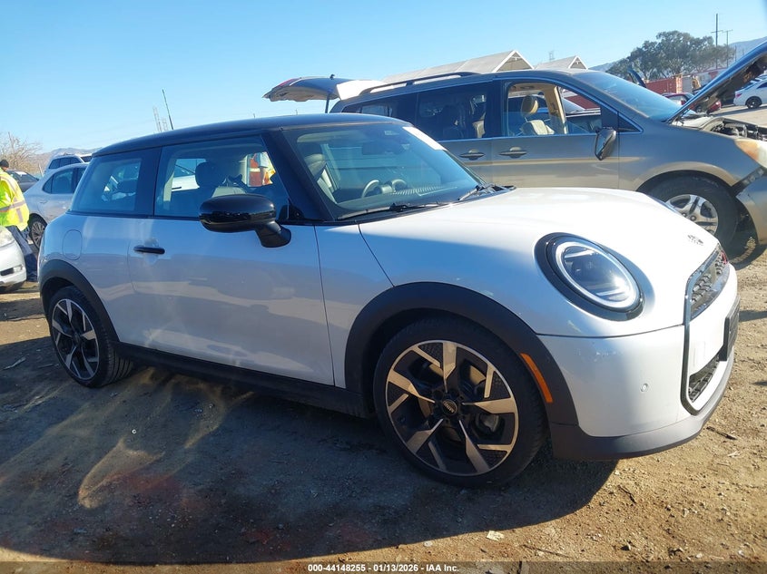 2025 Mini Hardtop Cooper S VIN: WMW23GD09S2X09808 Lot: 44148255