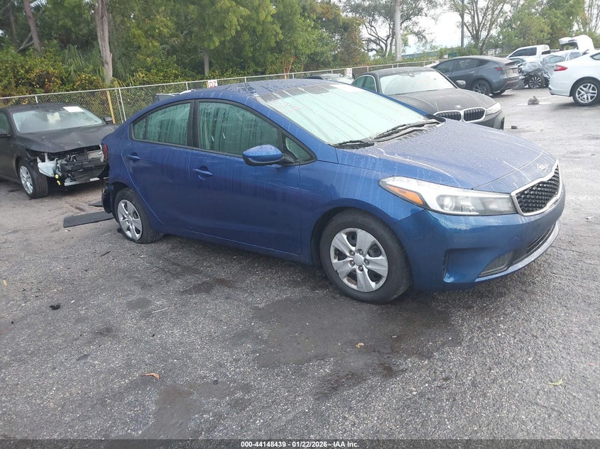 3KPFK4A74JE236411 KIA FORTE Photo 1
