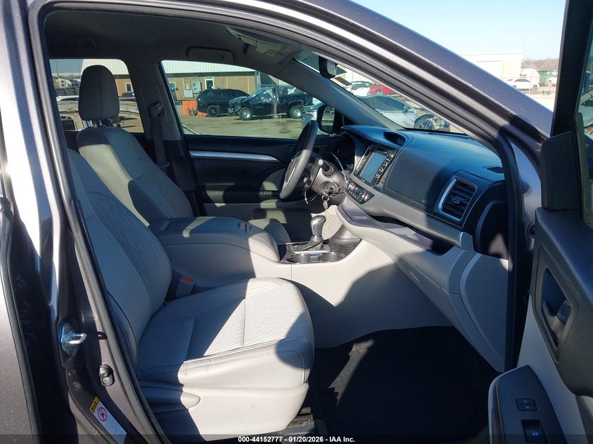 2016 Toyota Highlander Le Plus V6