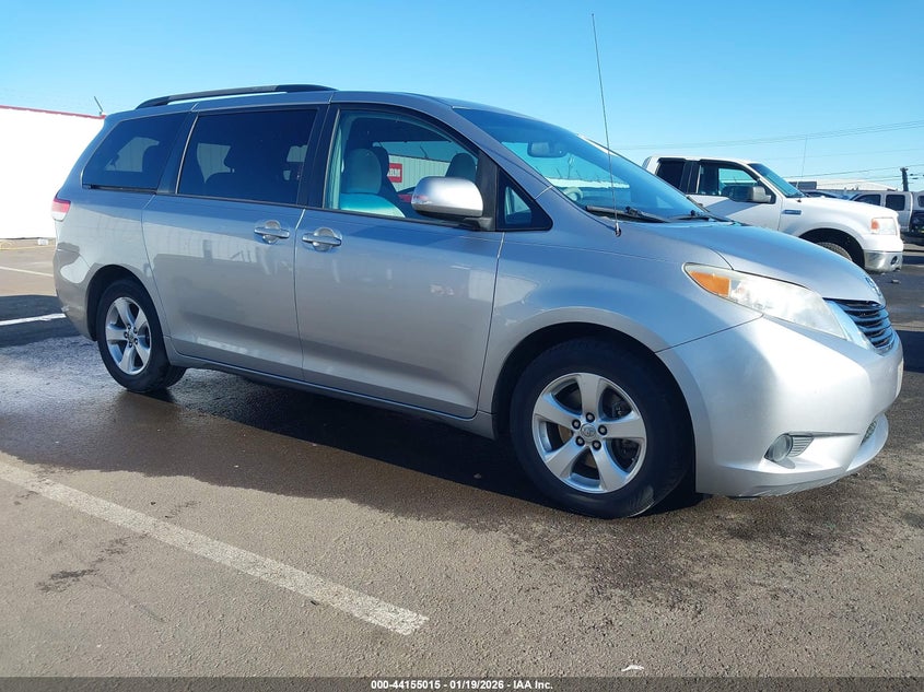 2013 Toyota Sienna Le V6 8 Passenger