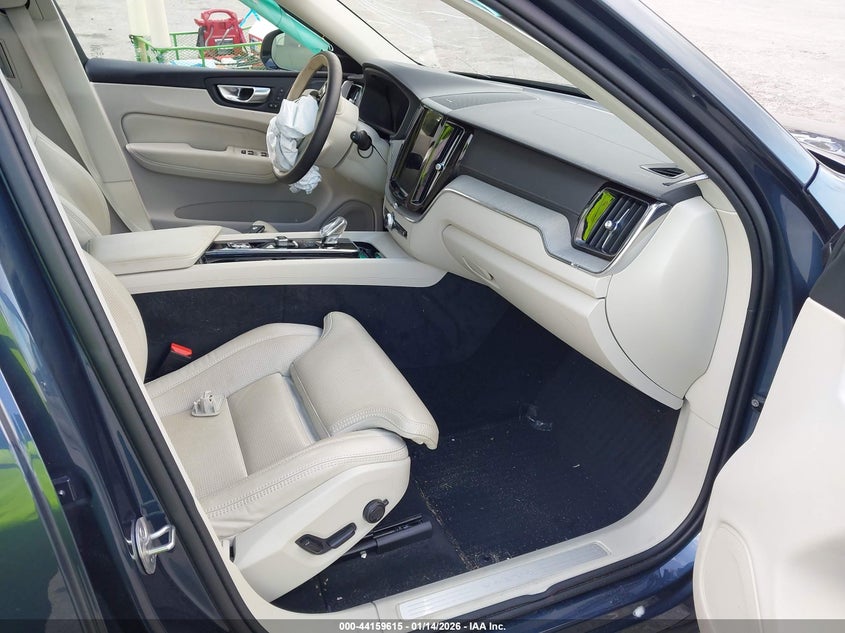 2024 Volvo Xc60 B5 Ultimate Dark Theme