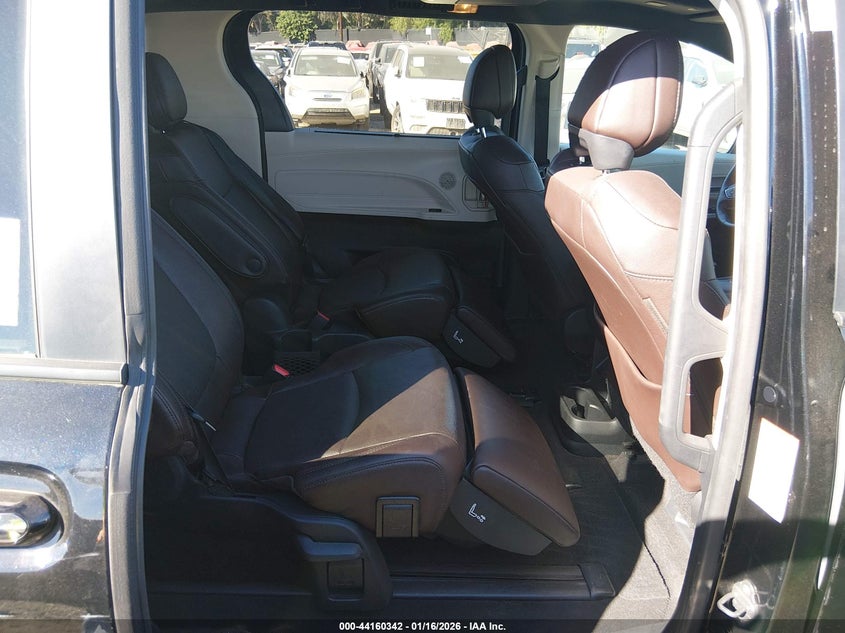 VIN 5TDERKEC8PS170771 2023 TOYOTA SIENNA PLATINUM