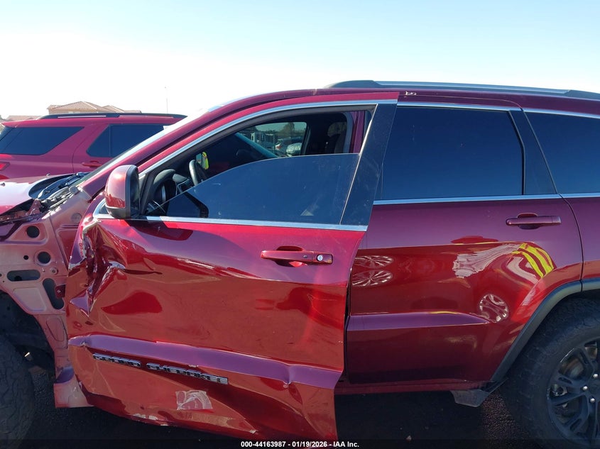 VIN 1C4RJEAG0LC245669 2020 JEEP GRAND CHEROKEE LAREDO E 4X2