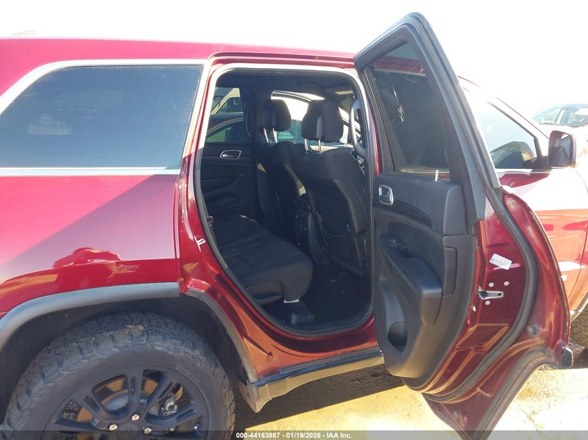 VIN 1C4RJEAG0LC245669 2020 JEEP GRAND CHEROKEE LAREDO E 4X2