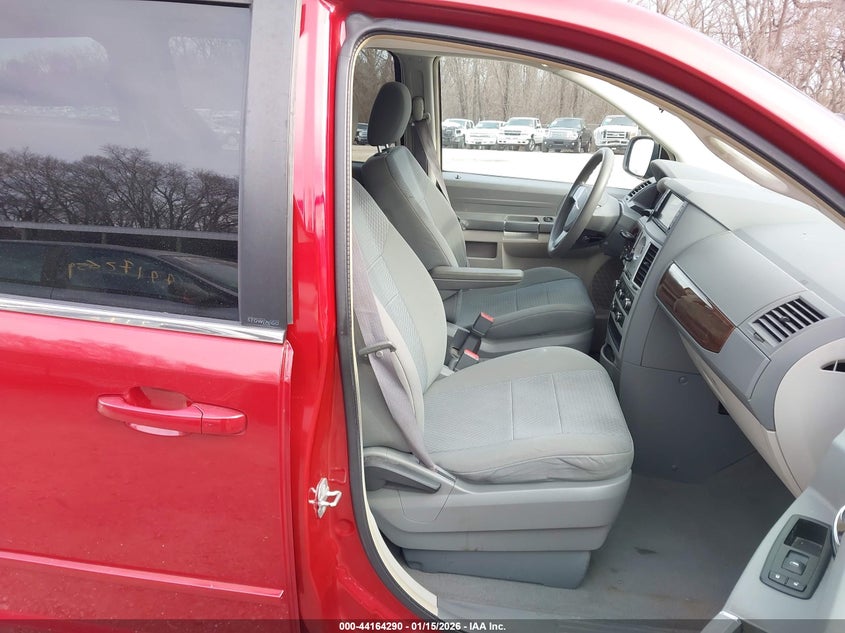 2009 Chrysler Town & Country Lx