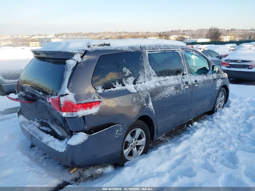 2013 Toyota Sienna Le V6 8 Passenger