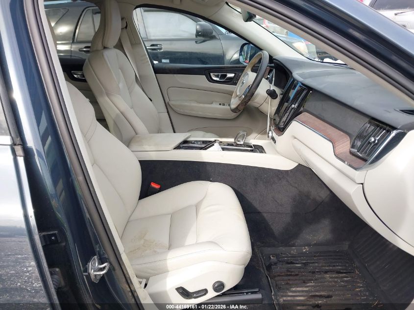 2022 Volvo Xc60 B5 Momentum