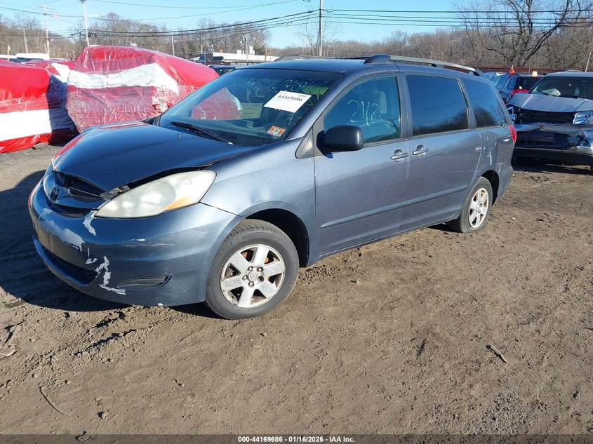 2006 TOYOTA SIENNA auction photo 2