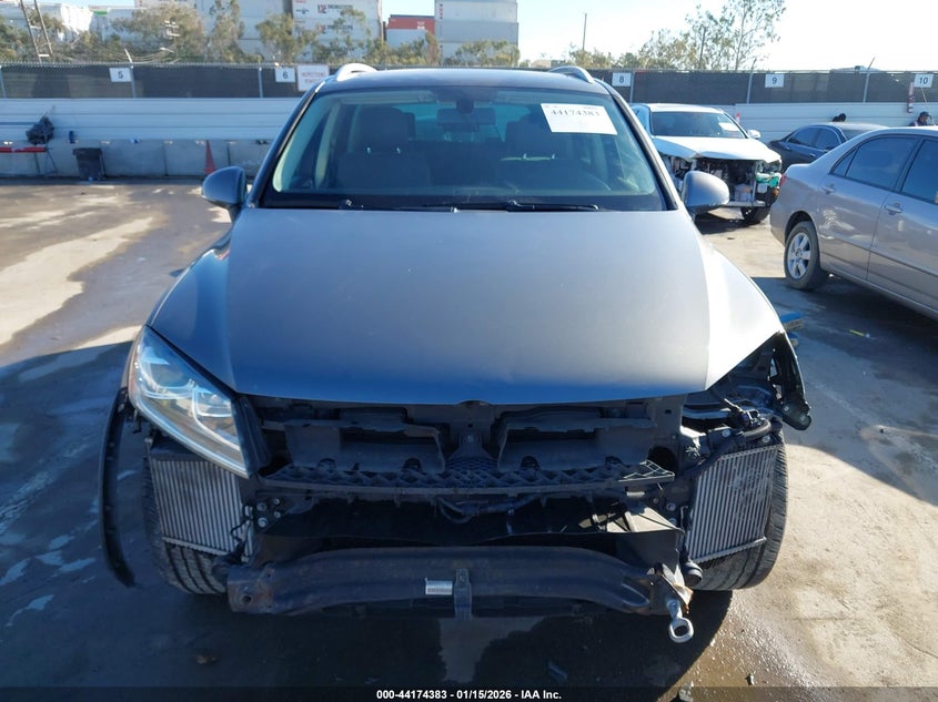 2016 Volkswagen Touareg - view 13