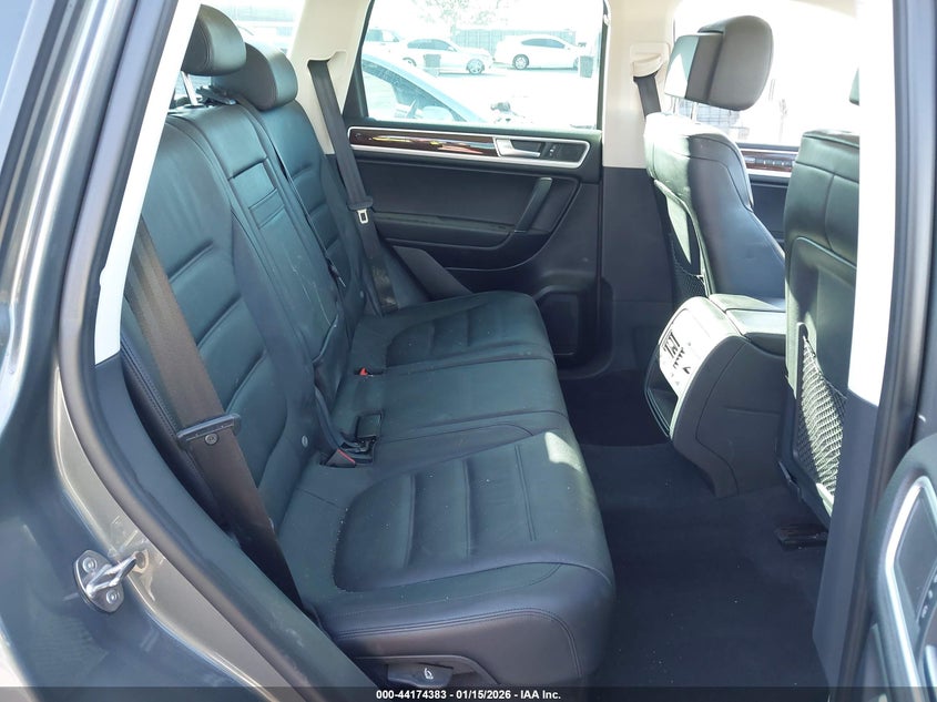 2016 Volkswagen Touareg - view 8