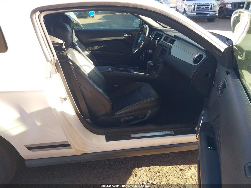 2012 Ford Mustang 3.7 V6 Premium white Lot 111044174501 Vin 1ZVBP8AM6C5270875