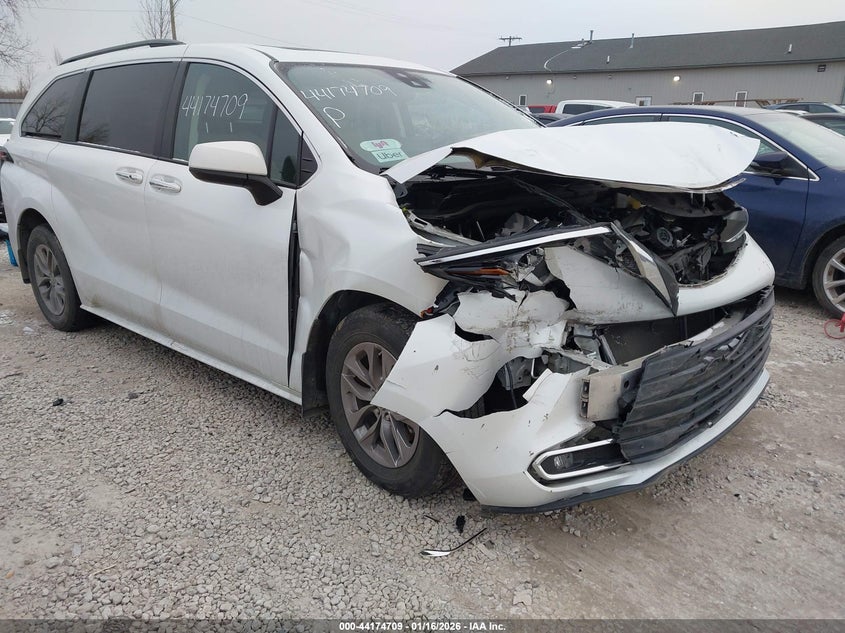 2022 Toyota Sienna Xle