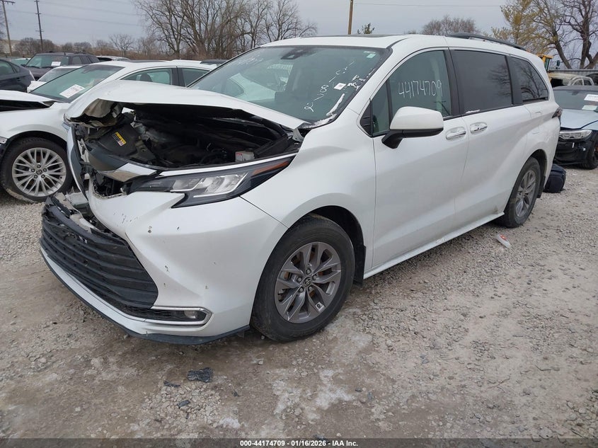 2022 Toyota Sienna Xle