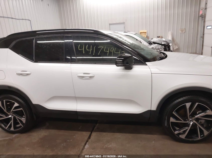 2021 Volvo Xc40 T5 R-Design VIN: YV4162UM3M2617296 Lot: 44174943