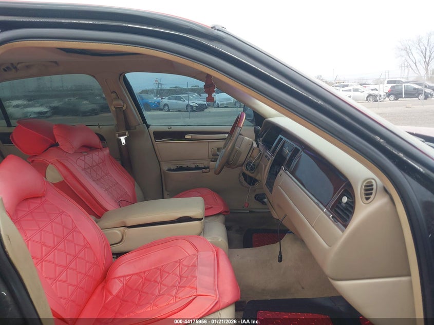 2006 Lincoln Town Car Signature Limited