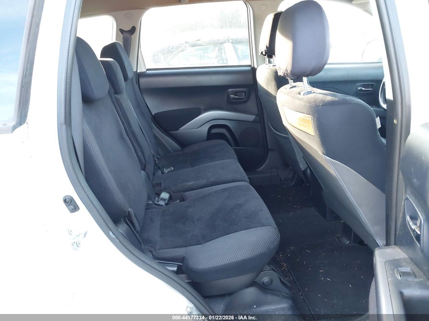 2010 MITSUBISHI OUTLANDER auction photo 8