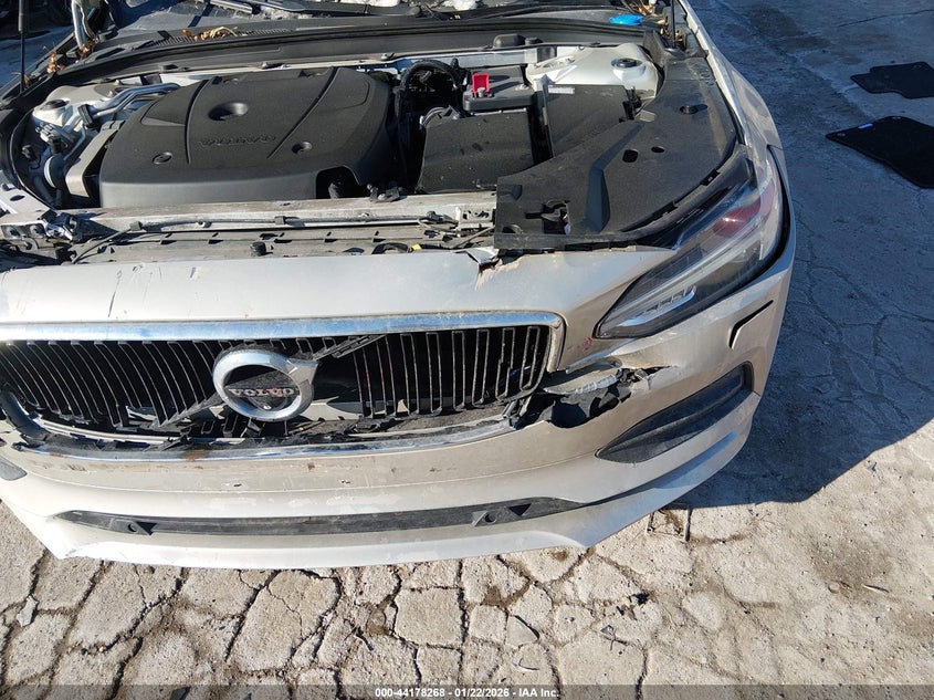 2018 Volvo S90 T5 Momentum VIN: LVY982AK9JP015402 Lot: 44178268