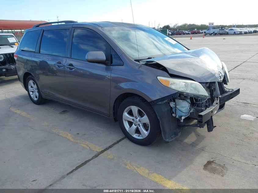 2012 Toyota Sienna Le V6 8 Passenger