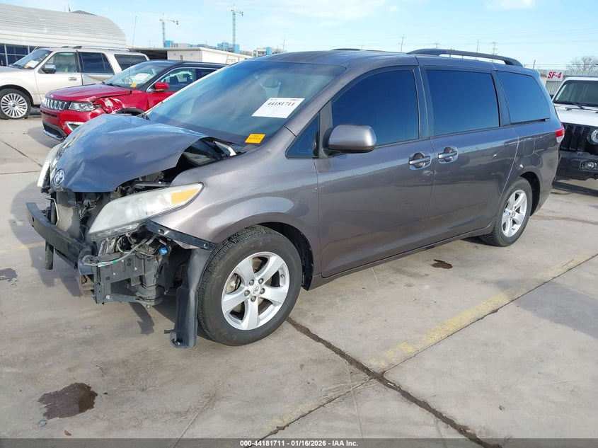 2012 Toyota Sienna Le V6 8 Passenger