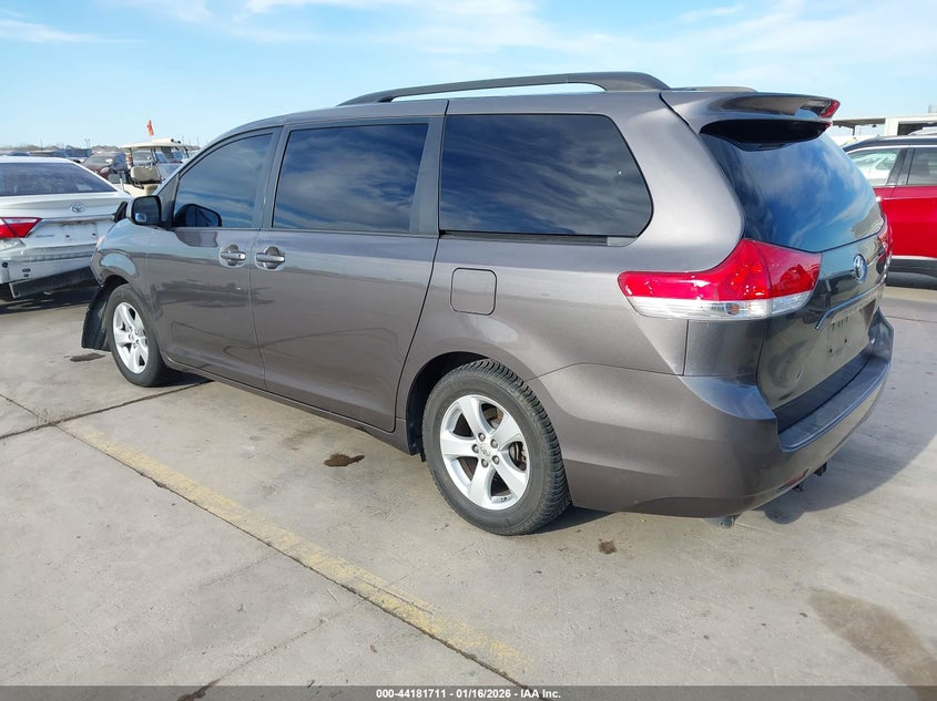 2012 Toyota Sienna Le V6 8 Passenger