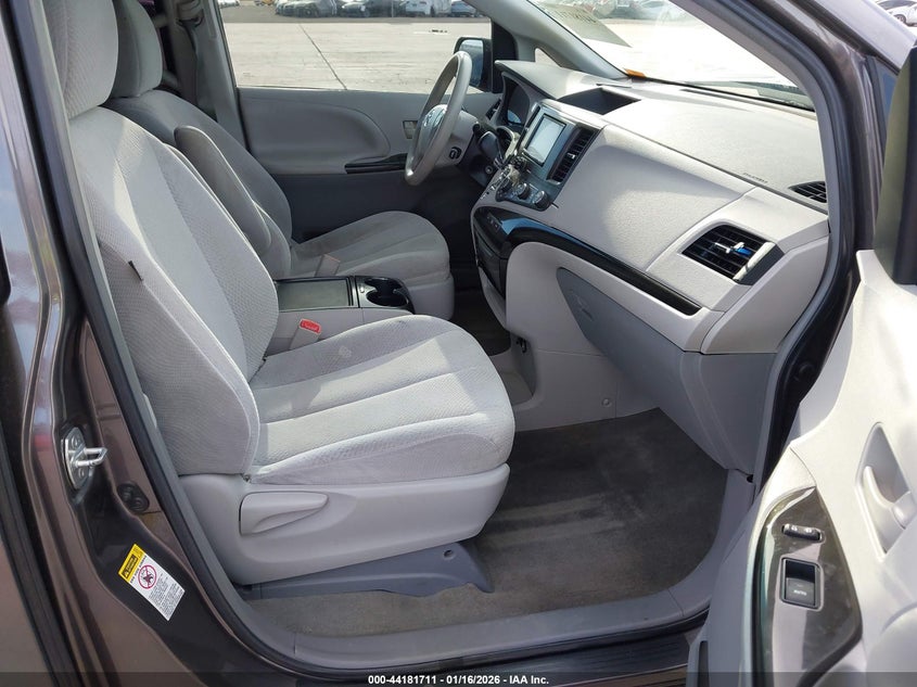 2012 Toyota Sienna Le V6 8 Passenger