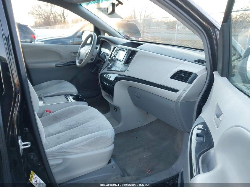 2013 Toyota Sienna Le V6 8 Passenger