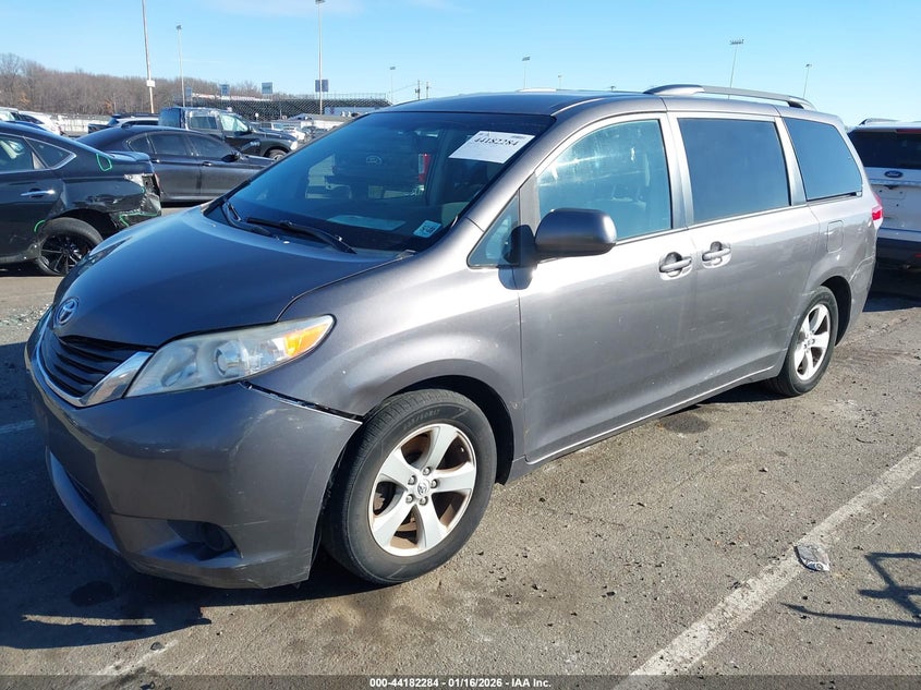 2013 Toyota Sienna Le V6 8 Passenger