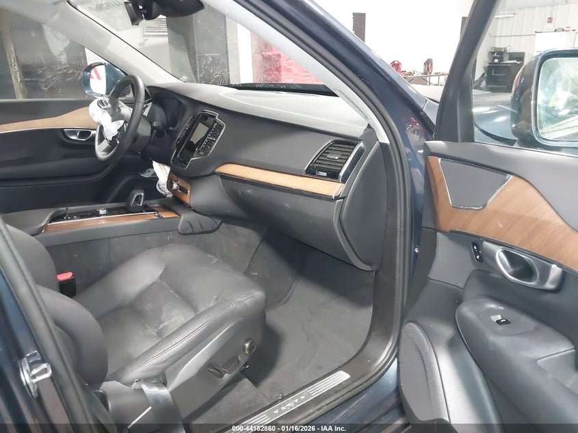 2024 Volvo Xc90 B5 Plus Bright Theme