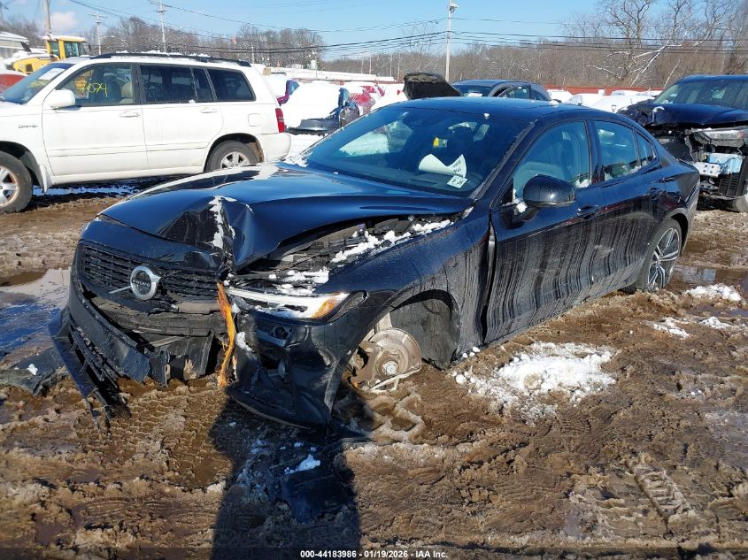 2022 Volvo S60 B5 R-Design